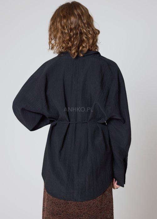 bluzka czarna z drapowanym kołnierzem i wiązaniem w talii oversize.