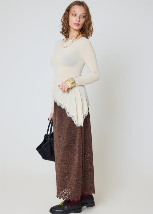 Ażurowa spódnica brązowa, długa, o prostym fasonie.
