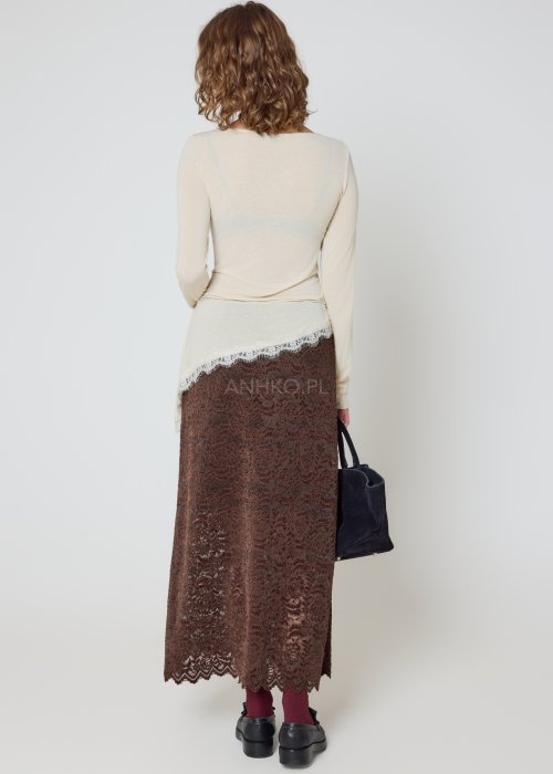 Ażurowa spódnica brązowa, długa, o prostym fasonie.