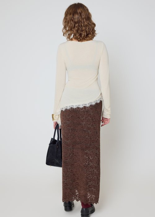 Ażurowa spódnica brązowa, długa, o prostym fasonie.