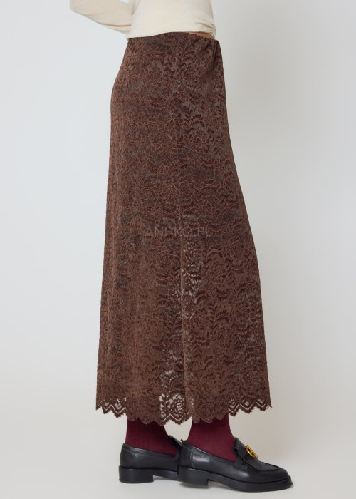 Ażurowa spódnica brązowa, długa, o prostym fasonie.