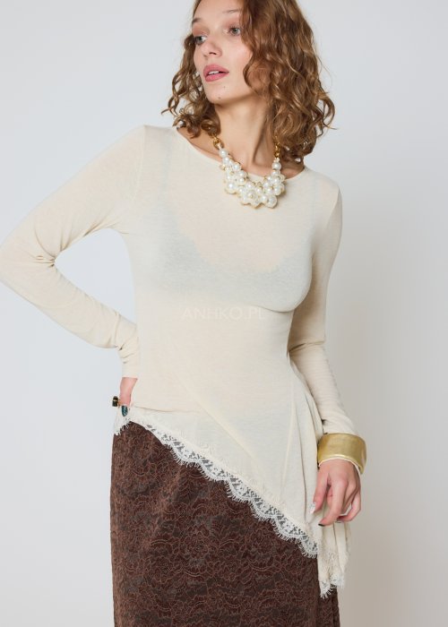 Dzianinowa bluzka ecru z koronkowym wykończeniem asymetryczna.