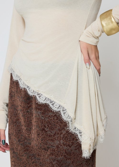 Dzianinowa bluzka ecru z koronkowym wykończeniem asymetryczna.