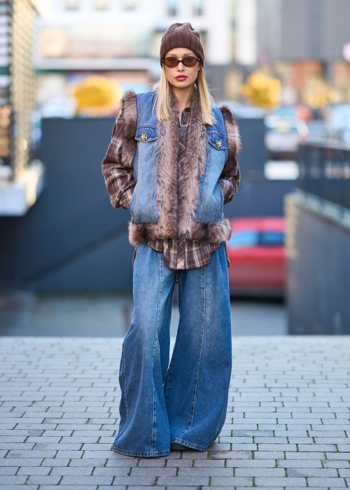 Jeansowa kamizelka damska z obszyciem z ekologicznego futerka, kieszeniami i ozdobnymi guzikami, styl boho casual