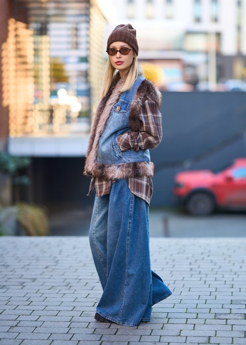 Jeansowa kamizelka damska z obszyciem z ekologicznego futerka, kieszeniami i ozdobnymi guzikami, styl boho casual