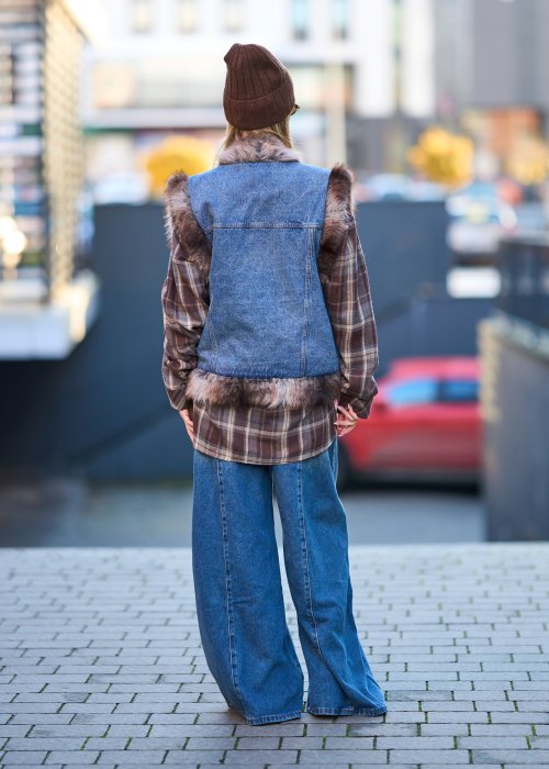 Jeansowa kamizelka damska z obszyciem z ekologicznego futerka, kieszeniami i ozdobnymi guzikami, styl boho casual