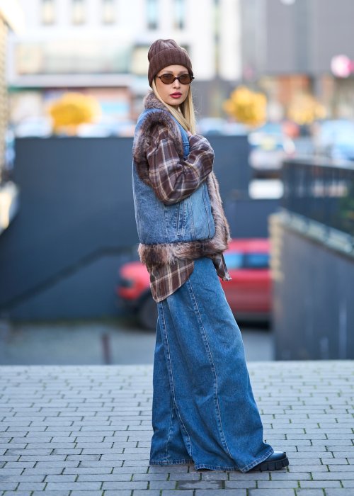 Jeansowa kamizelka damska z obszyciem z ekologicznego futerka, kieszeniami i ozdobnymi guzikami, styl boho casual