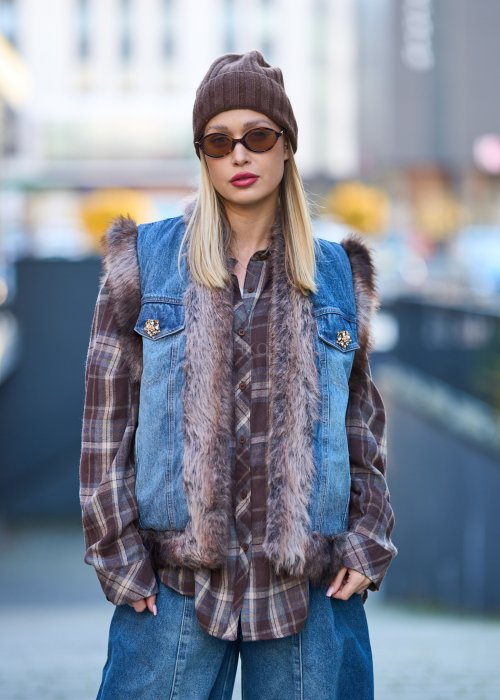 Jeansowa kamizelka damska z obszyciem z ekologicznego futerka, kieszeniami i ozdobnymi guzikami, styl boho casual