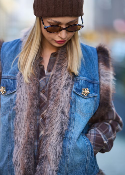 Jeansowa kamizelka damska z obszyciem z ekologicznego futerka, kieszeniami i ozdobnymi guzikami, styl boho casual