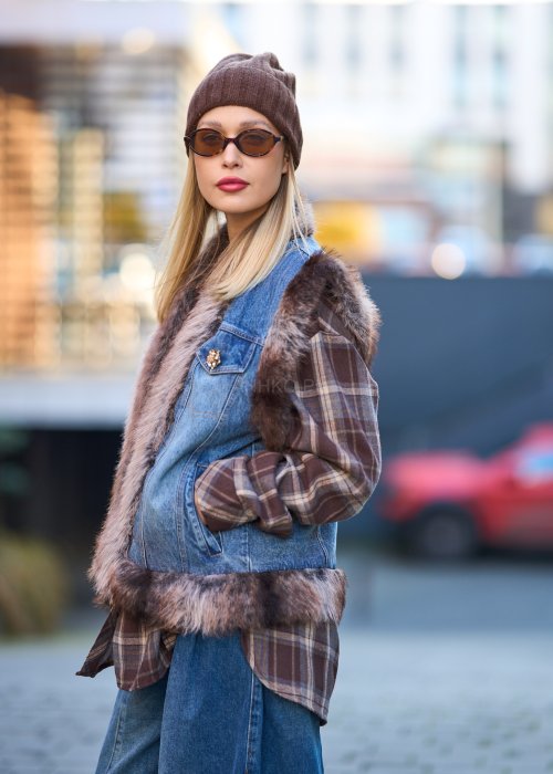 Jeansowa kamizelka damska z obszyciem z ekologicznego futerka, kieszeniami i ozdobnymi guzikami, styl boho casual