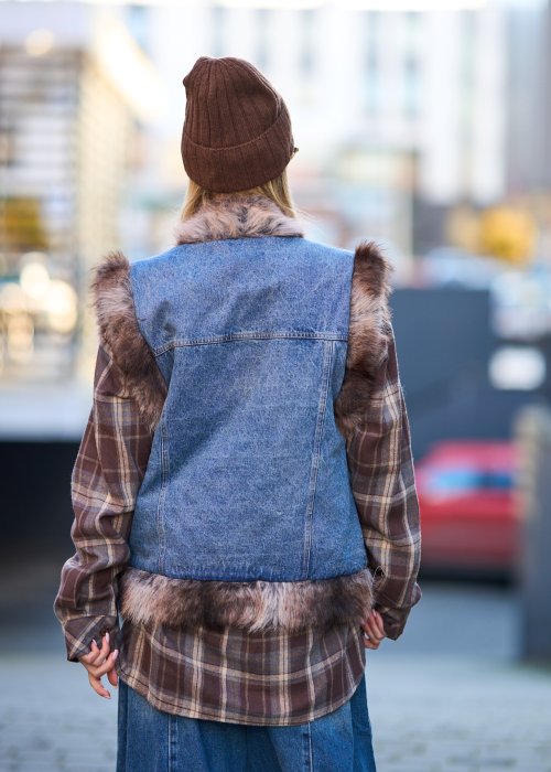 Jeansowa kamizelka damska z obszyciem z ekologicznego futerka, kieszeniami i ozdobnymi guzikami, styl boho casual