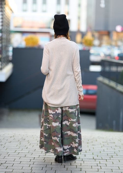 Beżowy komplet damski z dzianiny – sweter i kardigan, miękki materiał, styl minimalistyczny