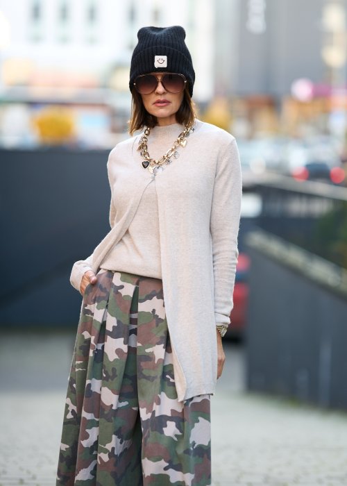 Beżowy komplet damski z dzianiny – sweter i kardigan, miękki materiał, styl minimalistyczny