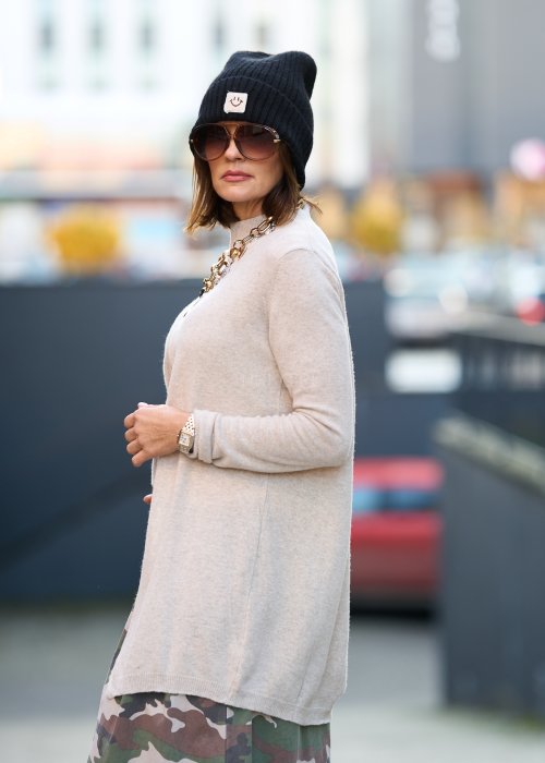 Beżowy komplet damski z dzianiny – sweter i kardigan, miękki materiał, styl minimalistyczny