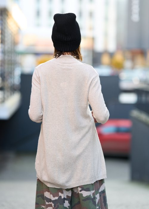 Beżowy komplet damski z dzianiny – sweter i kardigan, miękki materiał, styl minimalistyczny