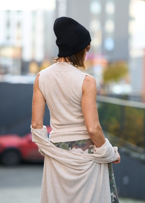 Beżowy komplet damski z dzianiny – sweter i kardigan, miękki materiał, styl minimalistyczny