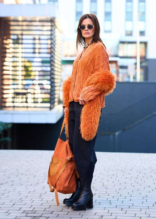 pomarańczowy kardigan damski z dzianiny o splocie warkoczowym, zapinany na guziki, styl boho