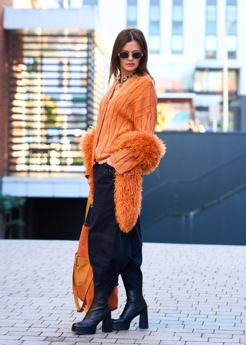 pomarańczowy kardigan damski z dzianiny o splocie warkoczowym, zapinany na guziki, styl boho