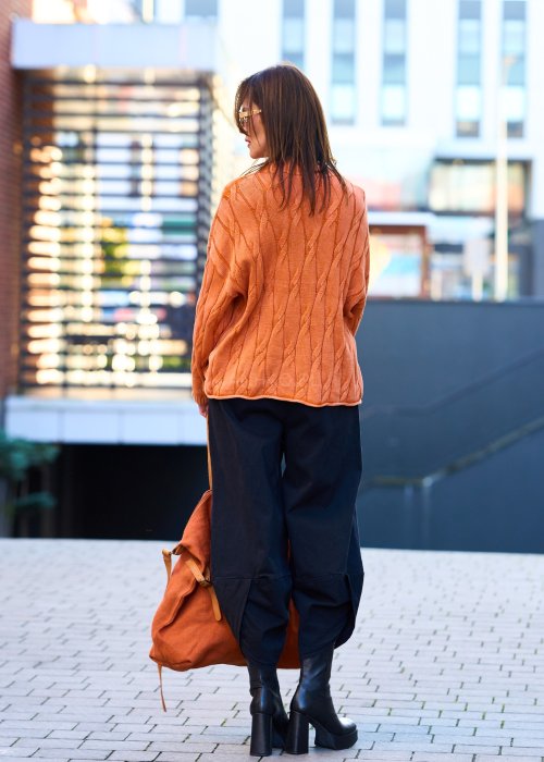 pomarańczowy kardigan damski z dzianiny o splocie warkoczowym, zapinany na guziki, styl boho