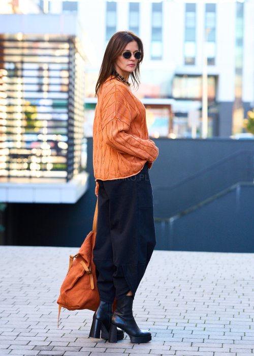 314600.jpgpomarańczowy kardigan damski z dzianiny o splocie warkoczowym, zapinany na guziki, styl boho