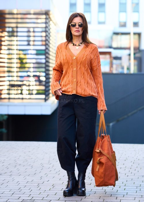 pomarańczowy kardigan damski z dzianiny o splocie warkoczowym, zapinany na guziki, styl boho