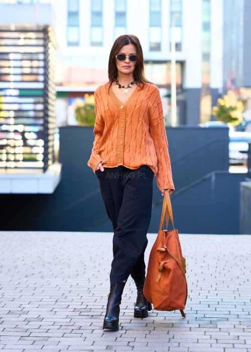 pomarańczowy kardigan damski z dzianiny o splocie warkoczowym, zapinany na guziki, styl boho