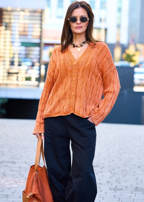 pomarańczowy kardigan damski z dzianiny o splocie warkoczowym, zapinany na guziki, styl boho