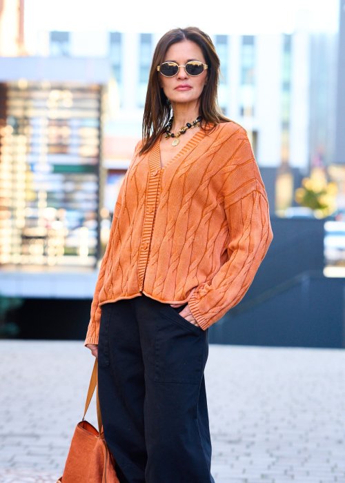 pomarańczowy kardigan damski z dzianiny o splocie warkoczowym, zapinany na guziki, styl boho