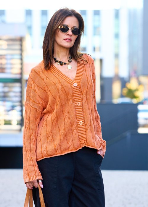 pomarańczowy kardigan damski z dzianiny o splocie warkoczowym, zapinany na guziki, styl boho