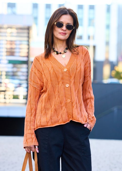pomarańczowy kardigan damski z dzianiny o splocie warkoczowym, zapinany na guziki, styl boho