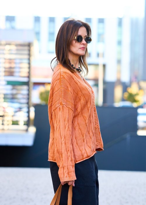 pomarańczowy kardigan damski z dzianiny o splocie warkoczowym, zapinany na guziki, styl boho