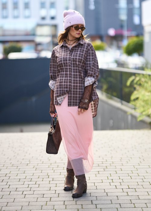 Damska koszula w kratę w odcieniach brązu i beżu, o luźnym kroju z kołnierzykiem i długim rękawem