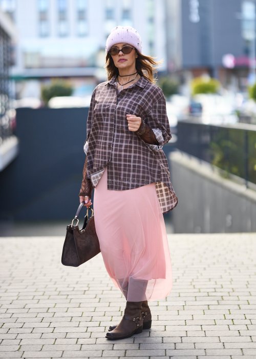 Damska koszula w kratę w odcieniach brązu i beżu, o luźnym kroju z kołnierzykiem i długim rękawem