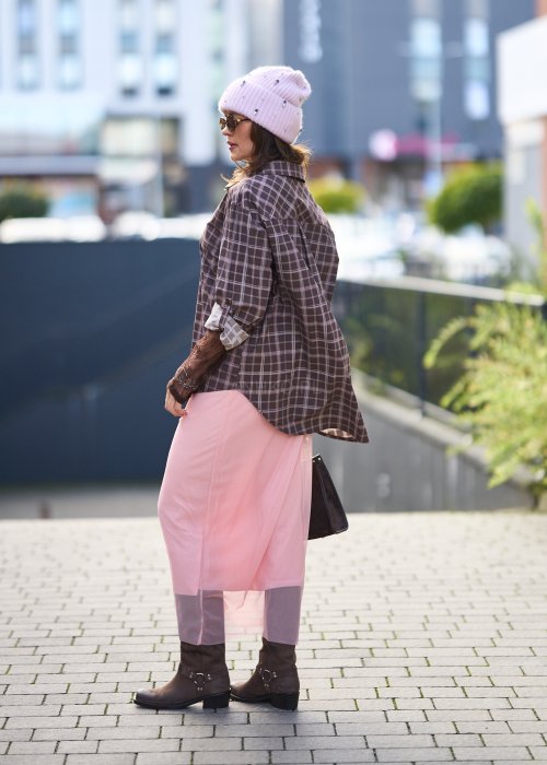 Damska koszula w kratę w odcieniach brązu i beżu, o luźnym kroju z kołnierzykiem i długim rękawem