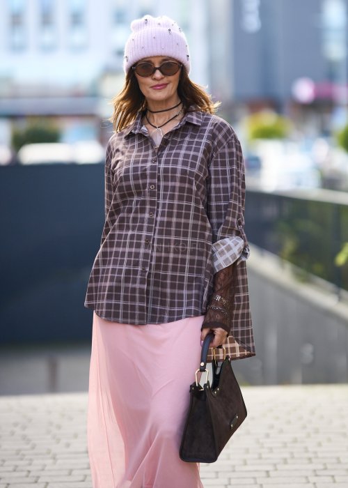 Damska koszula w kratę w odcieniach brązu i beżu, o luźnym kroju z kołnierzykiem i długim rękawem