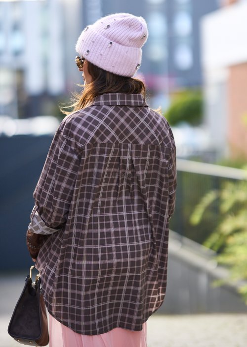 Damska koszula w kratę w odcieniach brązu i beżu, o luźnym kroju z kołnierzykiem i długim rękawem