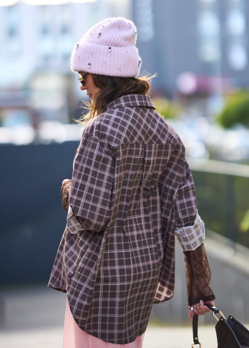 Damska koszula w kratę w odcieniach brązu i beżu, o luźnym kroju z kołnierzykiem i długim rękawem