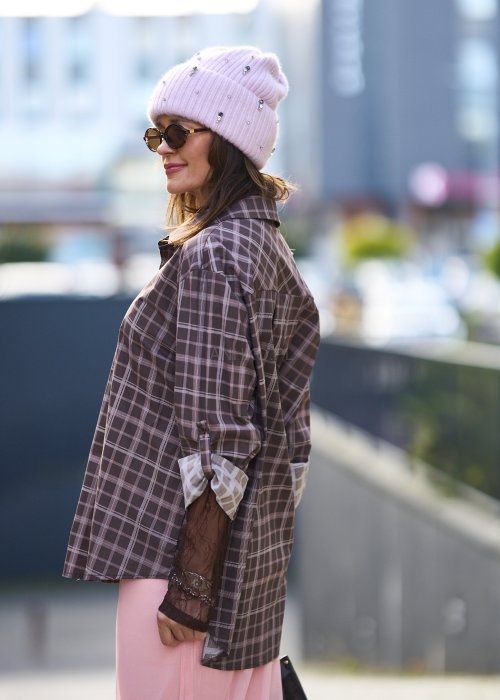 Damska koszula w kratę w odcieniach brązu i beżu, o luźnym kroju z kołnierzykiem i długim rękawem