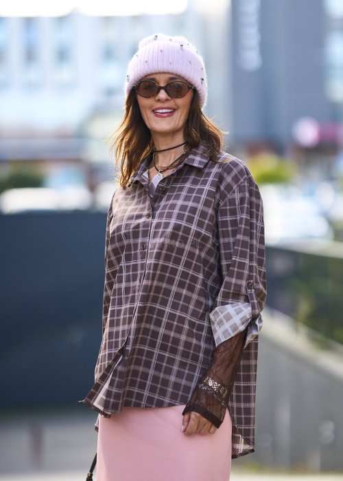 Damska koszula w kratę w odcieniach brązu i beżu, o luźnym kroju z kołnierzykiem i długim rękawem