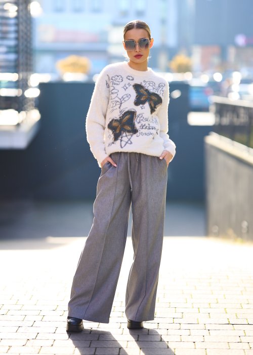 sweter kremowy z motywem motyli o luźnym, puszystym kroju