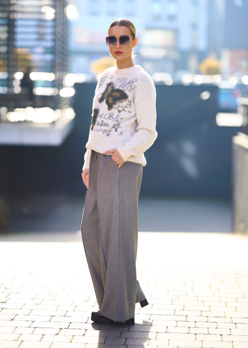 sweter kremowy z motywem motyli o luźnym, puszystym kroju
