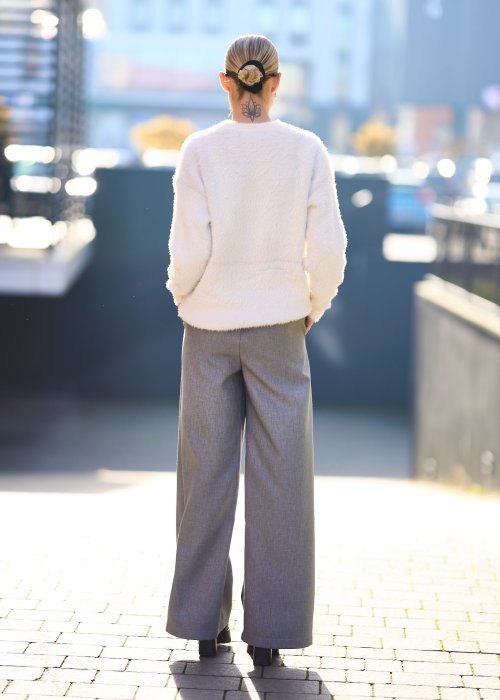 sweter kremowy z motywem motyli o luźnym, puszystym kroju