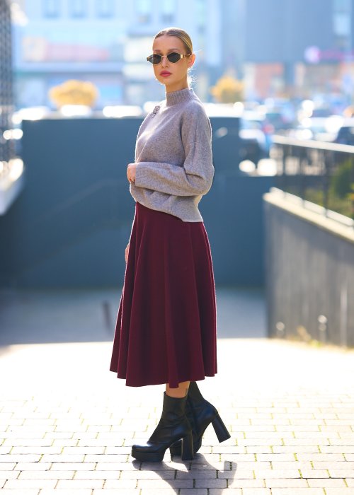 Spódnica bordowa o rozkloszowanym, midi kroju