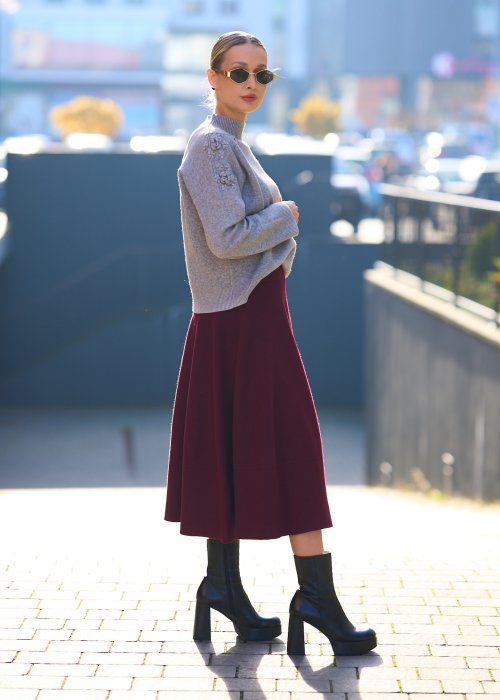 Spódnica bordowa o rozkloszowanym, midi kroju