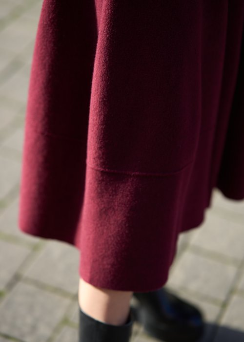 Spódnica bordowa o rozkloszowanym, midi kroju