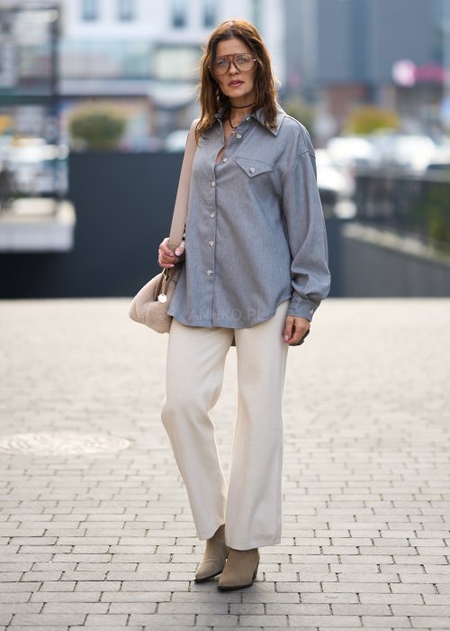 Szara koszula damska z długim rękawem i kieszenią na piersi, zapinana na guziki, styl casual