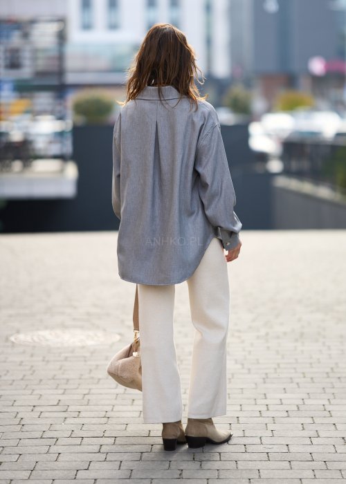 Szara koszula damska z długim rękawem i kieszenią na piersi, zapinana na guziki, styl casual