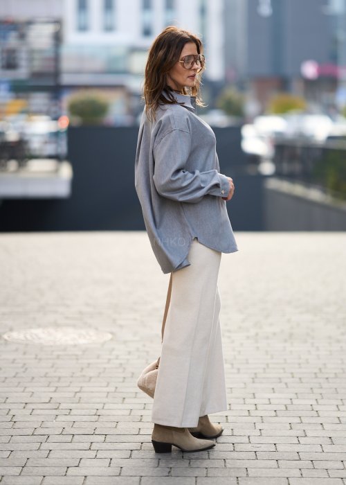 Szara koszula damska z długim rękawem i kieszenią na piersi, zapinana na guziki, styl casual