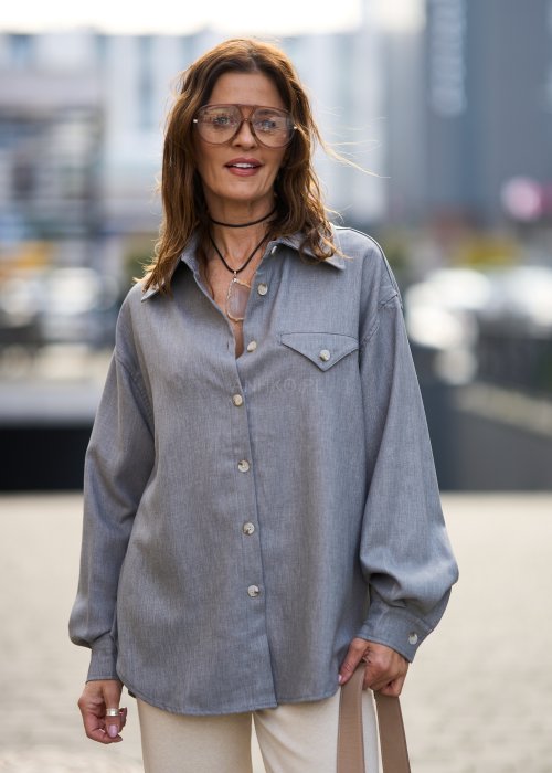 Szara koszula damska z długim rękawem i kieszenią na piersi, zapinana na guziki, styl casual