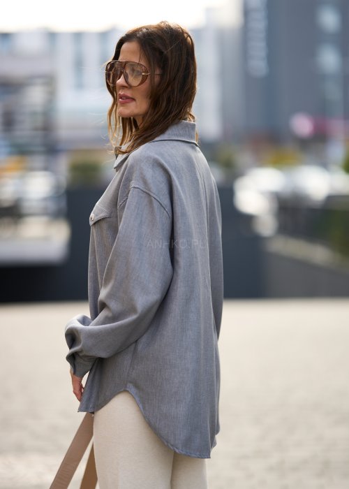 Szara koszula damska z długim rękawem i kieszenią na piersi, zapinana na guziki, styl casual